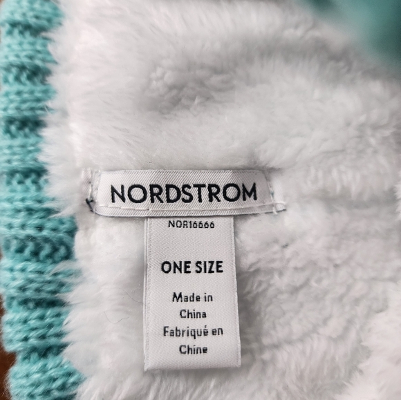 Nordstrom Rib Knit Faux Fur Pom NWT - Picture 2 of 2